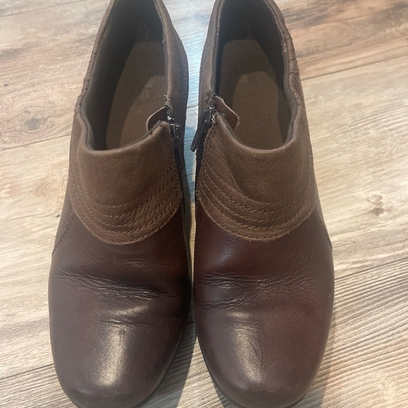 Clarks Bendables Bootie Womens 8.5M Brown Leather Side Zip Block Heel - Picture 2 of 7